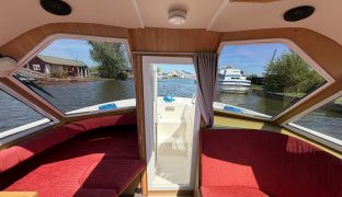 Alphacraft 31  - 4 Berth Split sliding roof cruiser 
