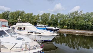 Princess 33 - Fly Bridge - Infinity - 7 Berth Princess 32 - Fly Bridge 