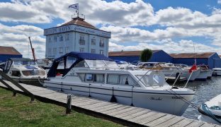 Viking 26 Wide Beam - YOSHI - 5 Berth Inland cruiser 