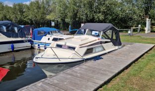 Fairline Vixen - Clearny - 2 Berth Inland cruiser