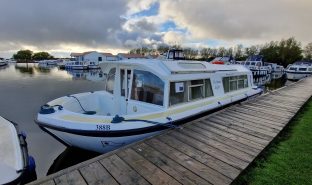Buccaneer 30 - Evesham Light 2 - 5 Berth Forward cockpit, inland cruiser