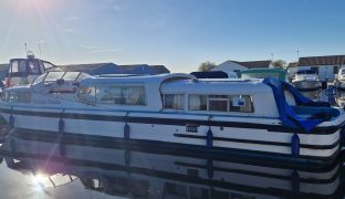 Aquafibre Entrepreneur 44 - Hakuna Matata - 10 Berth Inland Cruiser