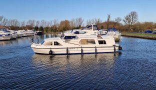 Alphacraft 35 CC - SWIFT - 2 Berth Sliding canopy, center cockpit inland river cruiser