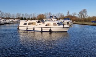 Alphacraft 35 CC - SWIFT - 2 Berth Sliding canopy, center cockpit inland river cruiser