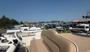 Sealine 330 Statesman - Fifty Fifty - 6 Berth Flybridge motor cruiser