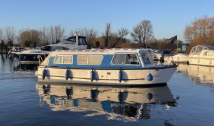 Hampton Safari MK II - HARLEQUIN - 4 Berth Inland cruiser