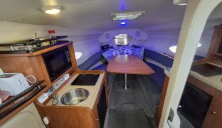 RINKER 250 FIESTA VEE - Chilli Pepper  - 4 Berth Sports Cruiser 