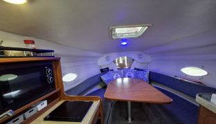 RINKER 250 FIESTA VEE - Chilli Pepper  - 4 Berth Sports Cruiser 