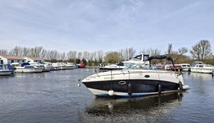 RINKER 250 FIESTA VEE - Chilli Pepper  - 4 Berth Sports Cruiser 