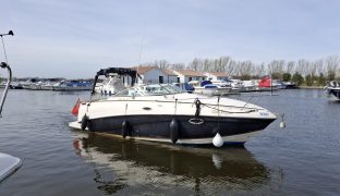 RINKER 250 FIESTA VEE - Chilli Pepper  - 4 Berth Sports Cruiser 