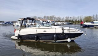 RINKER 250 FIESTA VEE - Chilli Pepper  - 4 Berth Sports Cruiser 
