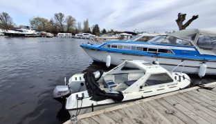 Ryds 500 - SUNEBERIE - Launch with cuddy and outboard motor
