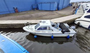 Ryds 500 - SUNEBERIE - Launch with cuddy and outboard motor