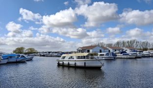 Dawncraft 30 - Yorkshire Rose - 5 Berth Inland cruiser 