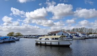 Dawncraft 30 - Yorkshire Rose - 5 Berth Inland cruiser 