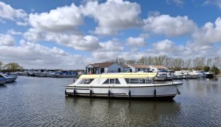 Dawncraft 30 - Yorkshire Rose - 5 Berth Inland cruiser 