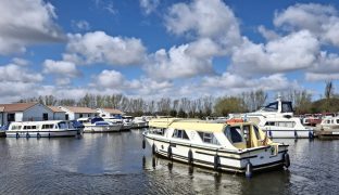 Dawncraft 30 - Yorkshire Rose - 5 Berth Inland cruiser 