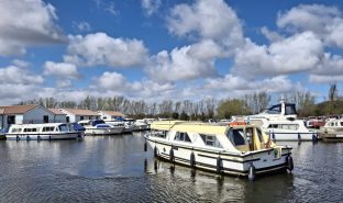 Dawncraft 30 - Yorkshire Rose - 5 Berth Inland cruiser 