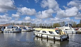 Dawncraft 30 - Yorkshire Rose - 5 Berth Inland cruiser 