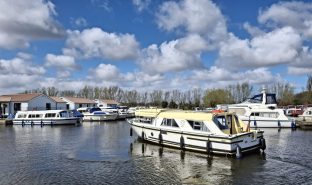 Dawncraft 30 - Yorkshire Rose - 5 Berth Inland cruiser 