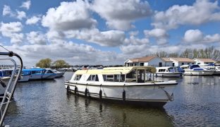 Dawncraft 30 - Yorkshire Rose - 5 Berth Inland cruiser 