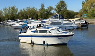 Seamaster 820 - PURDY - 4 Berth Inland cruiser