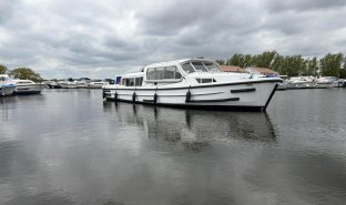 Connoisseur 42 - Fairway 1 - 8 Berth Boat
