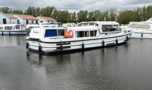 Connoisseur 42 - Fairway 1 - 8 Berth Boat