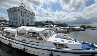 Connoisseur 42 - Fairway 1 - 8 Berth Boat