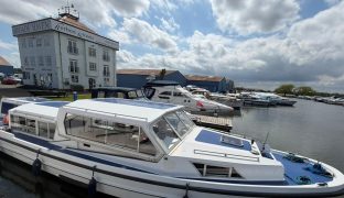 Connoisseur 42 - Fairway 1 - 8 Berth Boat