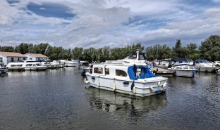 Falcon 26 - Heart Beat - 2 Berth Inland river cruiser