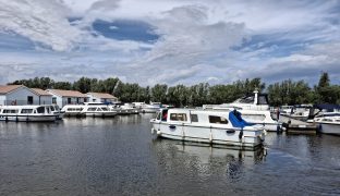 Falcon 26 - Heart Beat - 2 Berth Inland river cruiser
