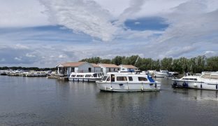 Falcon 26 - Heart Beat - 2 Berth Inland river cruiser