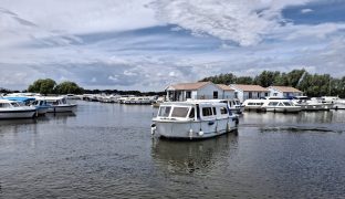 Falcon 26 - Heart Beat - 2 Berth Inland river cruiser