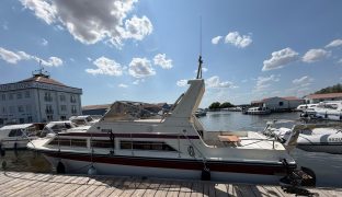 Fairline 32 - Phantom Flight - 6 Berth Inland cruiser with offshore capabilities 