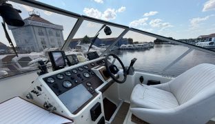 Fairline 32 - Phantom Flight - 6 Berth Inland cruiser with offshore capabilities 