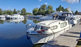 Freeman 23 - Kings Pride - 4 Berth Classic inland cruiser