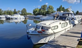Freeman 23 - Kings Pride - 4 Berth Classic inland cruiser