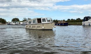 Hampton Safari MK2 - Dragonfly - 4 Berth Inland cruiser