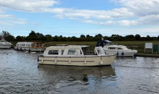 Hampton Safari MK2 - Dragonfly - 4 Berth Inland cruiser