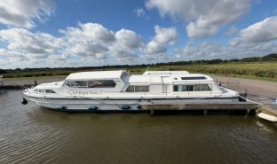 Connoisseur Commodore 1370 - ALL RIGHT NOW - 6 Berth Inland river cruiser