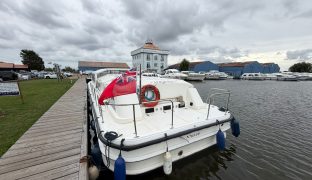 Connoisseur Commodore 1370 - ALL RIGHT NOW - 6 Berth Inland river cruiser