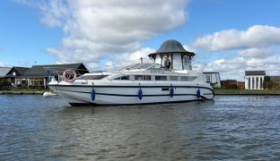 Faircraft 33 - Go With The Flow - 6 Berth Inland Broads cruiser 