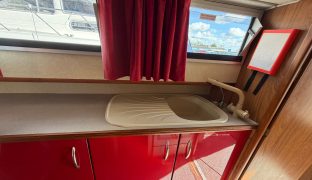 Faircraft 33 - Go With The Flow - 6 Berth Inland Broads cruiser 