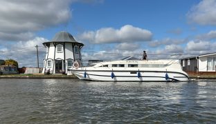 Faircraft 33 - Go With The Flow - 6 Berth Inland Broads cruiser 