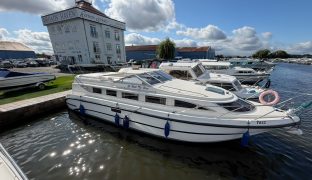 Faircraft 33 - Go With The Flow - 6 Berth Inland Broads cruiser 