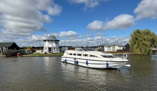 Faircraft 33 - Go With The Flow - 6 Berth Inland Broads cruiser 