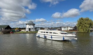 Faircraft 33 - Go With The Flow - 6 Berth Inland Broads cruiser 