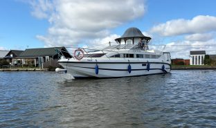 Faircraft 33 - Go With The Flow - 6 Berth Inland Broads cruiser 