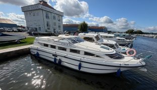 Faircraft 33 - Go With The Flow - 6 Berth Inland Broads cruiser 